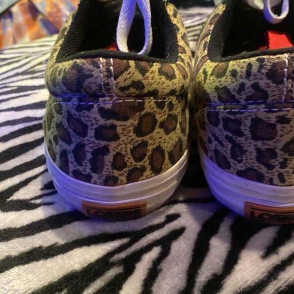 NWOT LOSERS SIZE 9 leopard and black with shark
Worn 2wice!! - Picture 3 of 6